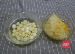 银耳百合莲子汤的做法图解1