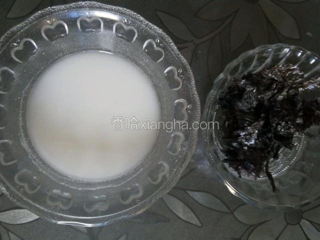 淀粉加入适量清水调成水淀粉，紫菜用手撕成小块