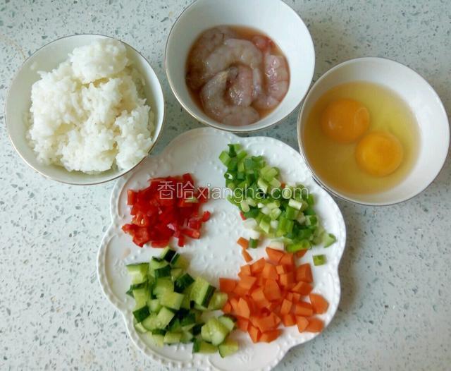 准备好食材，虾用料酒，盐腌制，胡萝卜，黄瓜，彩椒切丁，葱切成葱花