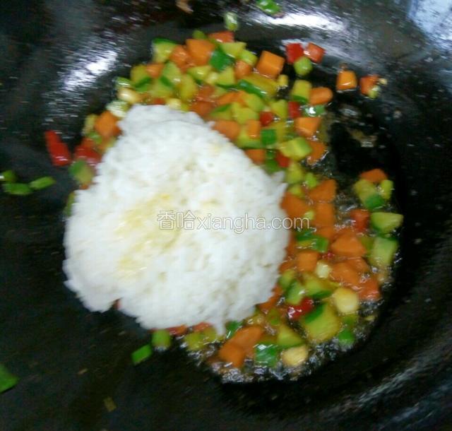 倒入米饭翻炒，加入盐和少量生抽