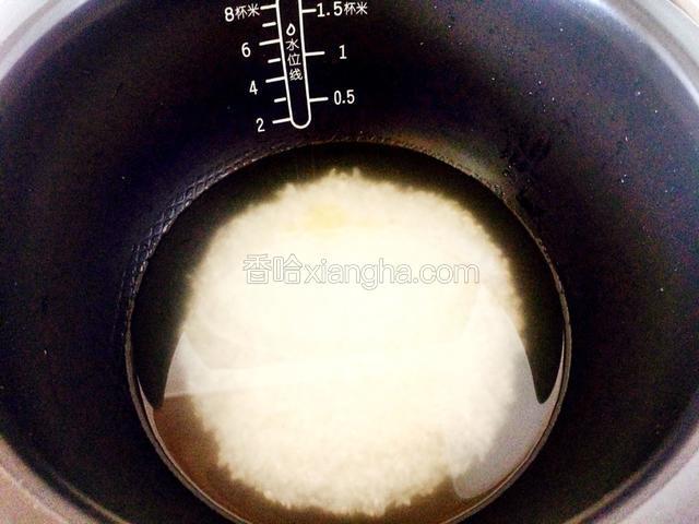把米洗干净，滴两滴香油和适量的盐浸泡十多分钟。