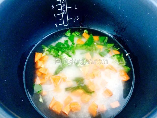 胡萝卜切丁，辣椒切丁，放在锅内，按煮饭键