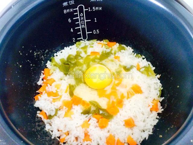 剩下十分钟熟的时候打一个鸡蛋在上面。