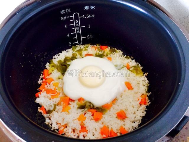 饭熟了蛋也好了，搅拌均匀就可以吃了。