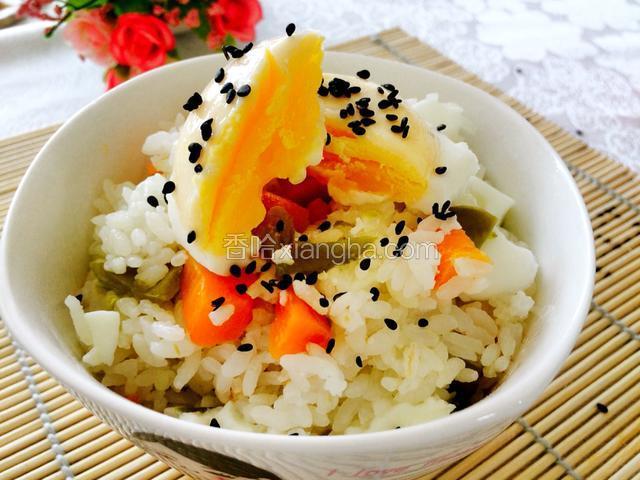 把蛋黄切开撒上黑芝麻。