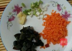 砂锅皮蛋瘦肉粥的做法图解2