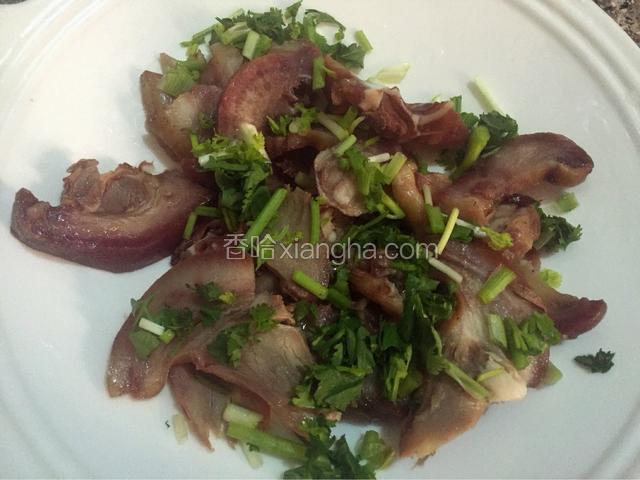 淋入醋，鲜味酱油，香油，盐搅拌均匀简单的凉拌头肉就可以吃了