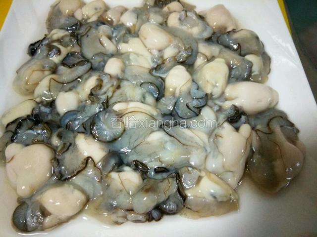 牡蛎洗干净，控干水