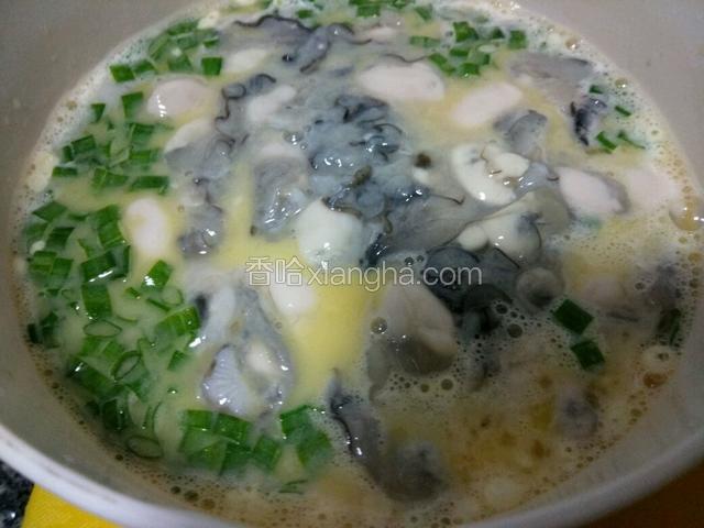鸡蛋打撒加入盐，鸡精，葱花搅拌均匀后放入牡蛎肉