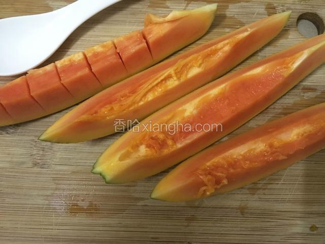 木瓜用汤匙挖去汁，再切成块。