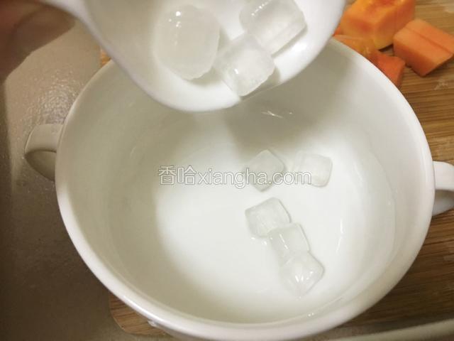 碗中放入冰糖