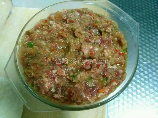 我包牛肉蒸饺剩下的馅，小伙伴们我们还需要放两勺淀粉和适量的白胡椒粉在肉馅里面，搅拌均匀即可。