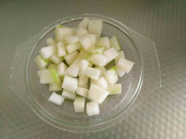 冬瓜去皮去瓤洗净切小块备用。
