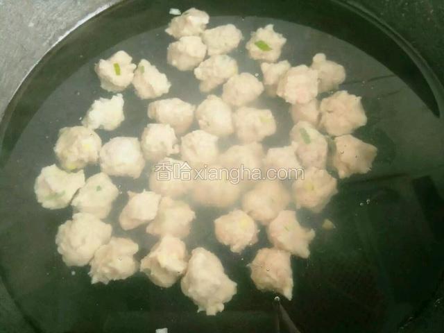 将肉馅抓在左手中，从虎口处均匀挤出，就是一个小丸子，轻轻放入锅中，肉丸都做好下锅了，在打开火。