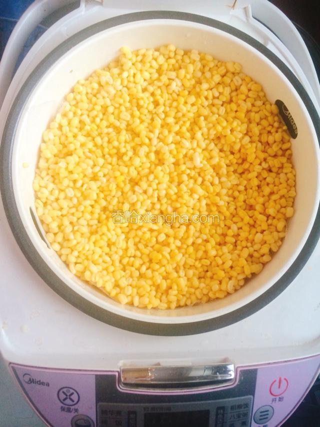 泡好的绿豆会涨大很多。洗净后放倒锅里蒸30分钟左右。