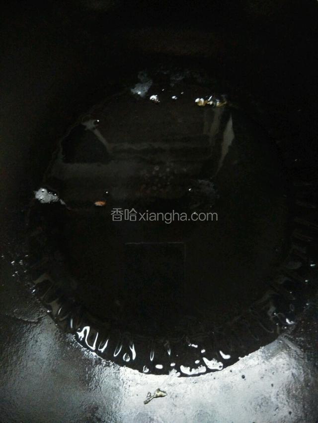 热锅加适量油油热后小火