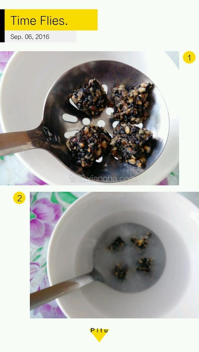 冷冻好的馅料取出放在笊篱中，把笊篱放在糯米水中浸泡并立即提起，使馅料表面均匀的蘸一层糯米水。