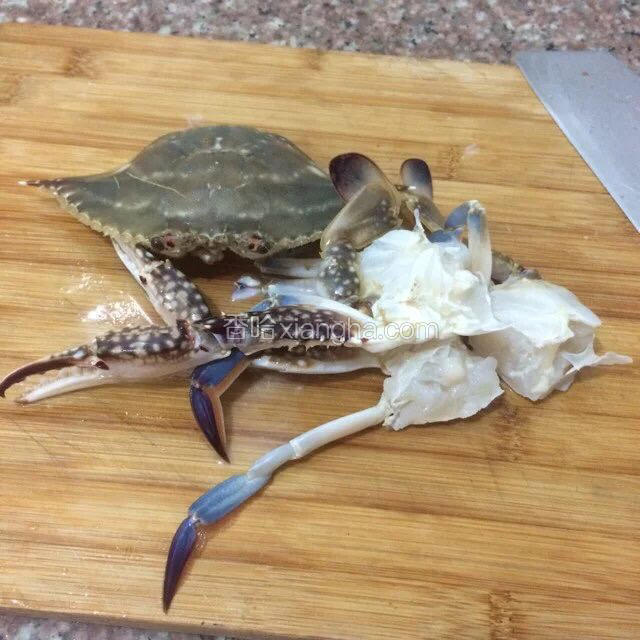 去掉蟹脐、蟹腮，切成小块。