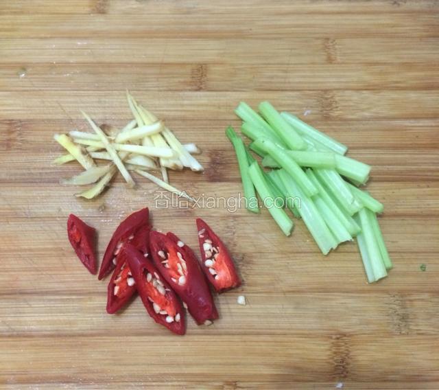 芹菜拍扁切段，姜切丝，红椒斜切。