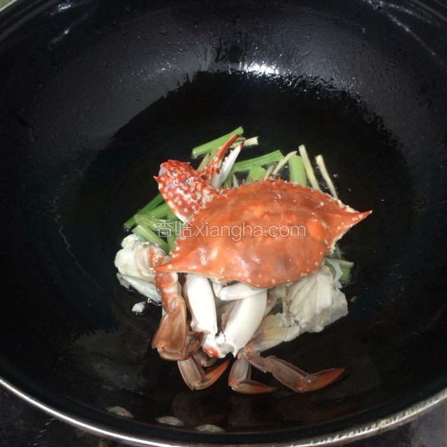 放芹菜，入海蟹翻炒变色。