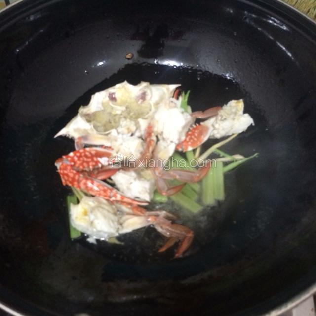  放点料酒、盐、酱油继续炒。