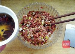 牛肉馅大包子的做法图解2