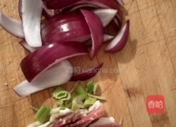 猪肉炒木耳的做法图解1