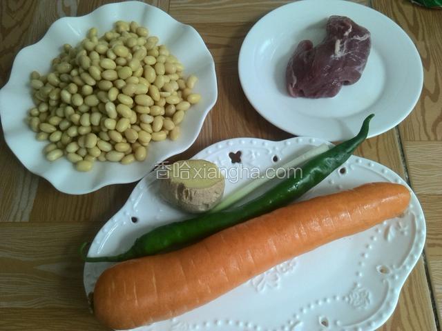 准备材料。泡好的黄豆捞出沥干水分备用。