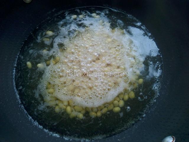 热水放入黄豆焯15分钟。
