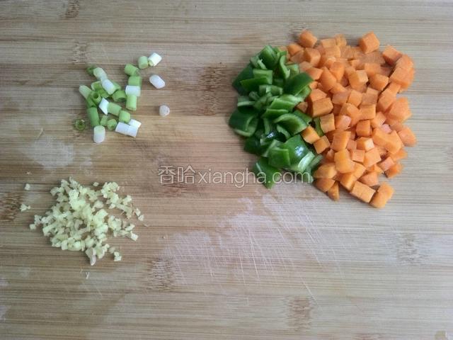 炒黄豆时，小葱切碎，姜切末，胡萝卜切和黄豆差不多大的丁，辣椒也切丁。