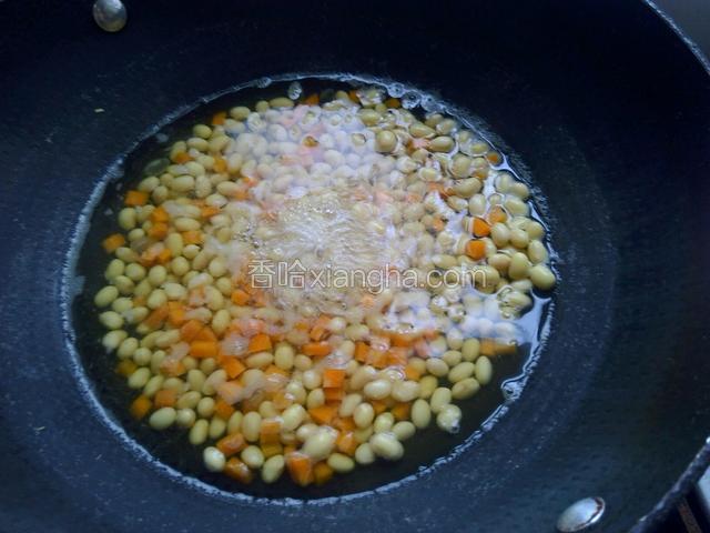 水开后，黄豆焯14分钟时放入胡萝卜丁再焯1分钟。