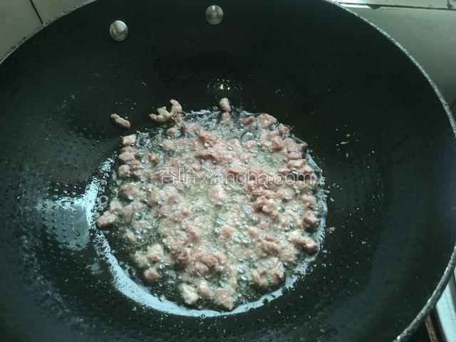 5成热油放入肉丁，煸炒出水分。