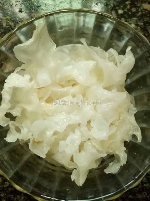黑木耳提前一小时泡发，剪掉黄色部分。