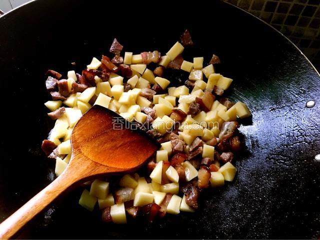 待腊肉炒香后放入土豆丁
