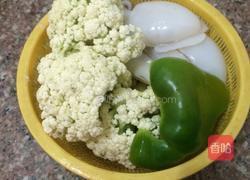 青椒炒菜花的做法图解1