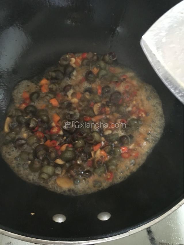 加适量盐（多一些比较入味）和料酒翻炒均匀加小米椒