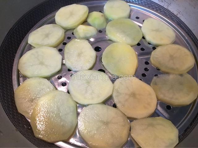 蒸国内倒入适量的水烧开，放入土豆片蒸15分钟！