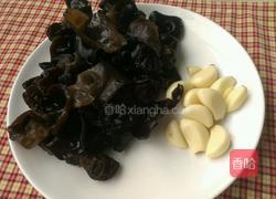 大蒜烧木耳的做法图解1