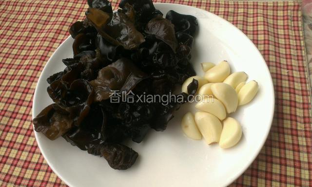 木耳提前泡发洗净，锅烧热水，把木耳焯水过凉捞出控水，再撕成小朵备用