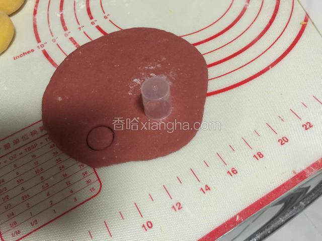 取一个小瓶盖压出鼻子