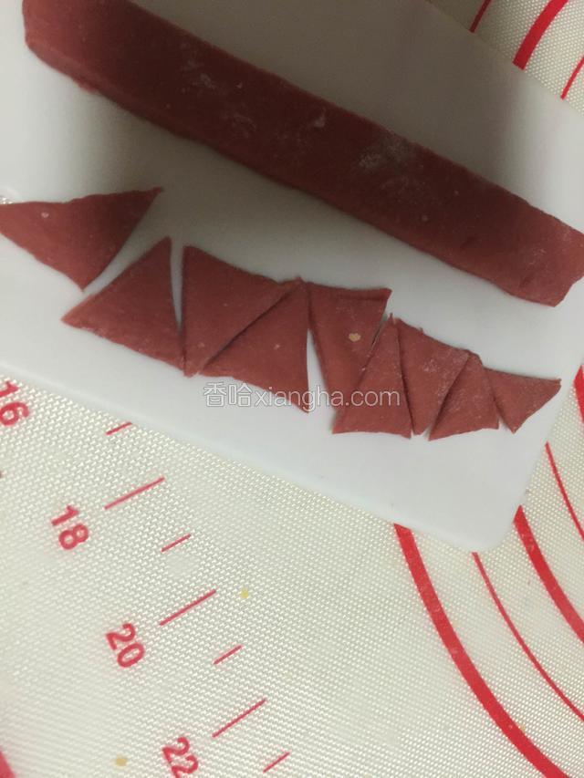 如图，左一刀，右一刀切出三角形