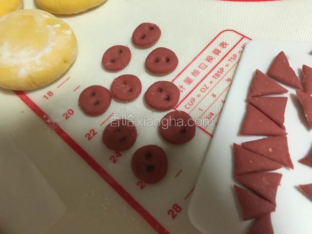 如图，做好的鼻子和耳朵