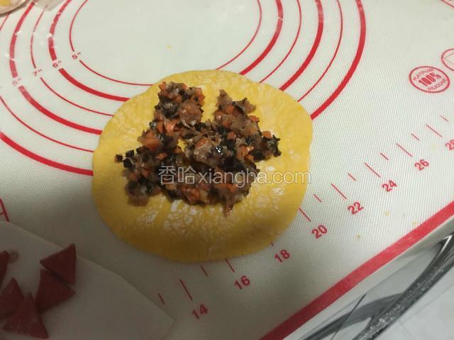 擀皮包上馅，包成包子