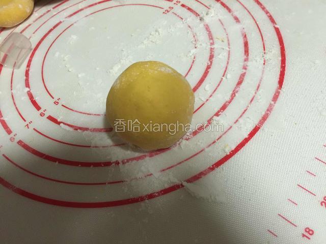 收口朝下放，用两手整形滚圆