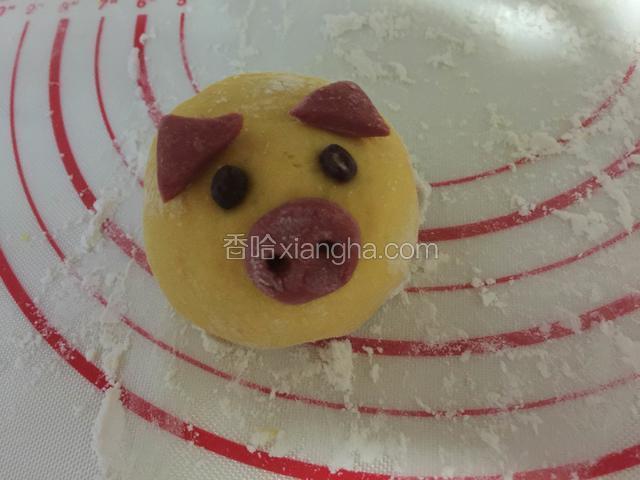 鼻子和耳朵沾一点水粘上，眼睛用红小豆摁在上面