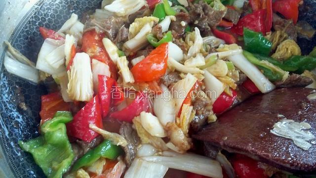 炒半分钟左右放娃娃菜，放盐，炒一分钟出锅。