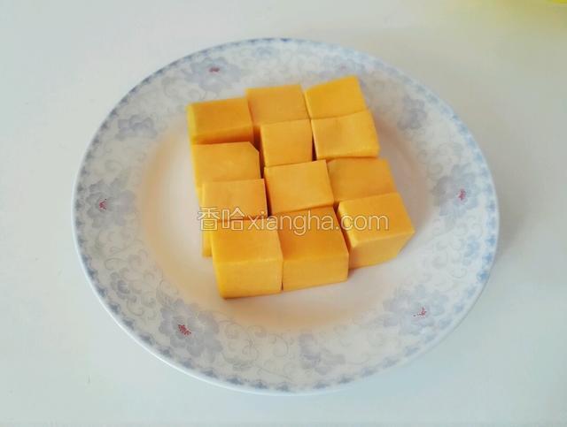 在盘底抹上一层油，将南瓜切大小差不多的小方块放置盘里