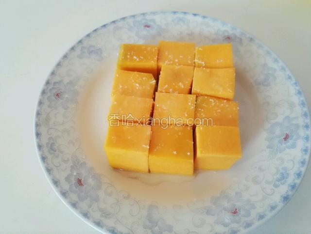 洒适量盐和鸡精在南瓜上面