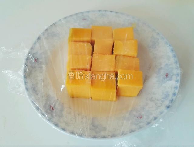 盖上保鲜膜，用牙签在保鲜膜表面扎几个小孔。