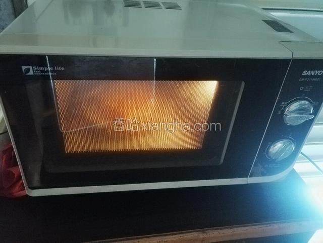 放入微波炉里开大火一次性煮至南瓜熟透